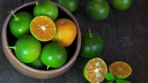 Calamansi Fruit of the Philippines: Small, Round Lime! .